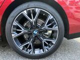 【BMWアロイホイル】軽量かつ強度に拘ったアロイホイル。走行性能ポテンシャルを引き出す設計。車の足元を引き締めてくれる大きなポイントはアロイホイルです。