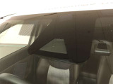 《Toyota Safety Sense》ミリ波レーダーと単眼カメラを併用した「2種類の目」でクルマや歩行者などを認識。個々の安全技術やシステムを連携させ、様々なシーンでドライバーをサポートします!