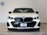 【キドニーグリル】BMWは約90年もの間、ほぼ全ての車両にひと目でBMWだと分かるこの特徴的なフロントグリルが備えられ、デザイン・アイコンとして親しまれてきました。