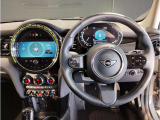 ミニ独特のゴーカートフィーリングと呼ばれる軽快なハンドリングはAT車、MT車のどちらでも楽しめます。