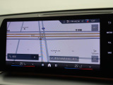 【純正ナビゲーション】BMWのナビゲーションは操作性も良く、詳細な地図情報と交通状況を見やすく表示し、快適なドライビングをサポートしながら目的地までナビゲートします。