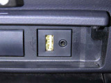 USB端子とAUX端子を装備しております。
