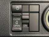 助手席側はパワースライドドアウェルカムオープン機能 降車時にスイッチで予約しておけば、乗車時に電子カードキーを持ってクルマに近づくだけでパワースライドドアが自動でオープン♪