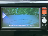 車両後方の様子を画面で確認でき、駐車時や後退時の周囲確認をサポートします。画面には確認を促す案内も表示されるため、目視とあわせて状況を確かめながら操作できます。
