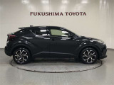 【まるごとクリーニング】シートを取り外し、車内を徹底洗浄。隅々まで丁寧に仕上げています。