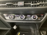 【左右独立オートエアコン】左右席で独立温度コントロールが可能です。運転席はキンキンに冷やして助手席はマイルドにと言った設定が可能です☆暑さ寒さでケンカすることもなくなりますね♪