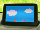 画面でテレビ映像を楽しめる装備です。お出かけ先での休憩中など、停車時に映像を視聴したい場面で活用できます。車内で過ごすひとときにも便利です。