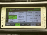 FM放送の周波数や登録局が一覧で表示され、聴きたい局を選びやすい画面構成です。スキャンやプリセット切り替えなどの項目もまとまり、音楽やラジオを日常の移動中に楽しめます。