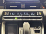 デュアルオートエアコン付きです。運転席・助手席でそれぞれ吹き出す風の温度や風量など自動調整してくれます。