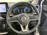 ステアリングには複数のスイッチが備わり、手元で車内装備の操作を行えます。メーターを見ながら扱いやすい位置にまとまり、運転中の視線移動を抑えたい方にも便利な装備です。