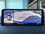 狭い場所での駐車やすれ違いなどでより的確な運転操作に役立つ360&deg;ビューモニターが装備されています。