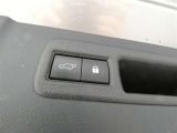 バックドアを電動で開閉するスイッチです。荷物が多い時でも、積み下ろしを便利に行えます♪