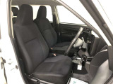腰から背中をしっかり支える構造で、長時間の運転でも身体への負担が小さいフロントシート!乗り降りも頻繁に行われることを考慮し、着座ポイントも高めに設定。毎日の運転も快適です!