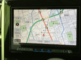 地図画面には周辺の道路や現在地が表示され、目的地までのルート確認に活用できます。画面下には操作ボタンが並び、ナビやオーディオの切り替えも手元で行いやすい構成です。