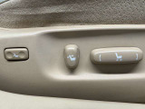 【パワーシート】電動でシートポジションの変更が可能です。手動式より細かくシート設定が可能ですのでより快適な姿勢でドライブを楽しんで頂けるでしょう。