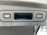 パワーテールゲートが付いています!車内のスイッチやテールゲートのオープナーを押すと自動でゲートが開閉出来て、とても便利ですよ〜