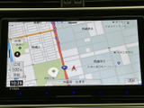 地図上に道路や周辺施設、現在地が表示され、目的地までのルート確認に役立ちます。縮尺や詳細表示の項目も画面から確認でき、初めての場所へ向かう際にも行き先を把握しやすい装備です。