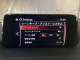カメラが車線を認識してはみ出しそうになるとステアリングアシストが介入するレーン・キープ・アシストシステムを装備しております。お好みで作動・非作動の設定も可能です。