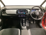 車内は光触媒抗菌消臭施工済です。スタイリッシュなデザインでスポーティなインパネ周りを演出します。グローブボックスやカップホルダーのほかにトレーなどたくさんの収納スペースが付いています。