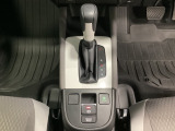 「e:HEV」は、モーター走行を中心にしながら電気エネルギーやエンジン動力を効率よく使い分けることができる賢いハイブリッドシステムです。サイドブレーキはスイッチ操作の電子制御パーキングブレーキです