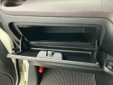 【グローブボックス】収納スペースが沢山あるので車内が散らからずに助かります。ちょっとした物を入れるのにいいですね♪