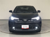 フロントタイヤ上部まで回り込む大型ヘッドランプ!1灯の光源でハイローの切替可能なBi-BeamLEDを採用!夜間の視界を確保しながら省電力に寄与!流れるウインカー「シーケンシャルターンランプ」も装備!