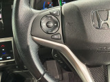 ステアリングにオーディオ操作スイッチが付いています。オーディオ画面に直接タッチしなくても操作が出来ますので、運転に集中できます。