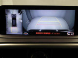 パノラミックビューモニターを装備。駐車場や交差点でクルマを真上から見るように周囲を確認できます。機能の詳細は販売店スタッフまでおたずねください。