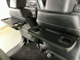運転席と助手席のシートの裏に収納式のテーブルが装備されています。休憩時のちょっとした小物置きに使えてとっても便利ですね♪