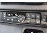 フルオートエアコンを装備しております。車内の温度設定だけでなくPM2.5にも対応した高性能集塵フィルターも装備しており車内はいつも快適空間です。