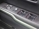 運転席からも操作可能な全席パワーウィンドウが装備されています。