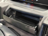 小物が収納できる運転席側インパネアッパーボックス。 ボックス内にはUSBソケットが一口。