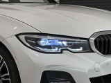 アダプティブLEDヘッドライトはステアリングを切った方向を照らします。