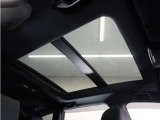 ◆電動パノラミックサンルーフ◆開放感あふれるガラスサンルーフを装備!車内空間を明るく照らすことでドライブ体験に変化を。窓を開けるより静かで効率の良い換気も行えます。