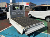 自社整備工場併設! 納車整備からアフターフォローまでお任せください。 車検や定期点検、オイル交換はもちろん、ナビやドラレコ、バックカメラ、ETC等の取り付けも当店にお任せください。