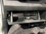 大きな荷物を収納できる、便利な助手席グローブボックス