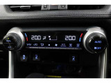 運転席と助手席、それぞれ温度調節ができ、オールシーズン快適なオートエアコンとなっております!