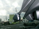 運転中の映像・音声などを記録して、交通事故やトラブルが起きた時の正確な状況把握に役立つドライブレコーダーが装着されています。