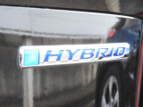★HYBRIDエンブレム★より少ない燃料で大きなパワーを引き出すエンジンに、高出力モーターを組み合わせ、低燃費とパワフルさを両立したハイブリッドシステムです。