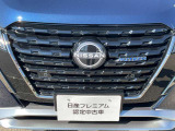 AUTECH特別装備のグリルとエンブレムです