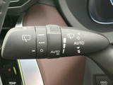 レバーにはワイパーに関するマークやAUTOの表示があり、必要な設定を目で確認しやすい仕様です。運転席から手元で見分けやすく、天候の変化にも対応しやすい装備です。