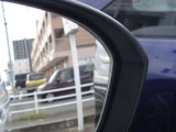 【ブラインドスポットモニター】走行中、車両後方の死角になりやすい箇所に後続車が接近するとサイドミラーのレンズに警告を表示!ドライバーに注意喚起をしてくれます。