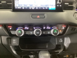 【左右独立オートエアコン】左右席で独立温度コントロールが可能です。運転席はキンキンに冷やして助手席はマイルドにと言った設定が可能です☆暑さ寒さでケンカすることもなくなりますね♪