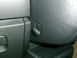 センターコンソール助手席側に買い物袋をひっかけるフックがございます。