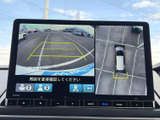 周囲の映像と車両を上から見た表示を切り替えて確認でき、駐車時などに周辺の状況を把握するのに便利です。画面上に目安のラインも表示され、車庫入れの際の確認を助けます。