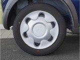 【ホイールキャップ】車に良く似合う純正ホイールキャップが装備されています。ノーマルタイヤ、スタッドレスタイヤもスズキ自販島根にお任せください。