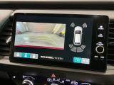 リバースギアに入れるだけで後方の表示へ切り替わります。夜間や雨の日の駐車も楽になりますよ。