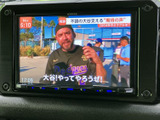 停車中にテレビ番組を視聴でき、休憩時間など車内で過ごすひとときに活用できます。番組情報と映像が画面に表示され、停車時の楽しみを広げてくれる装備です。