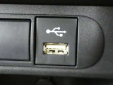 【USB入力端子】・・・USBケーブルでスマートフォンやタブレットなどの機器を接続する事で動画・音楽再生/給電が可能です。