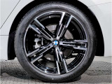 【BMWアロイホイル】軽量かつ強度に拘ったアロイホイル。走行性能ポテンシャルを引き出す設計。車の足元を引き締めてくれる大きなポイントはアロイホイルです。